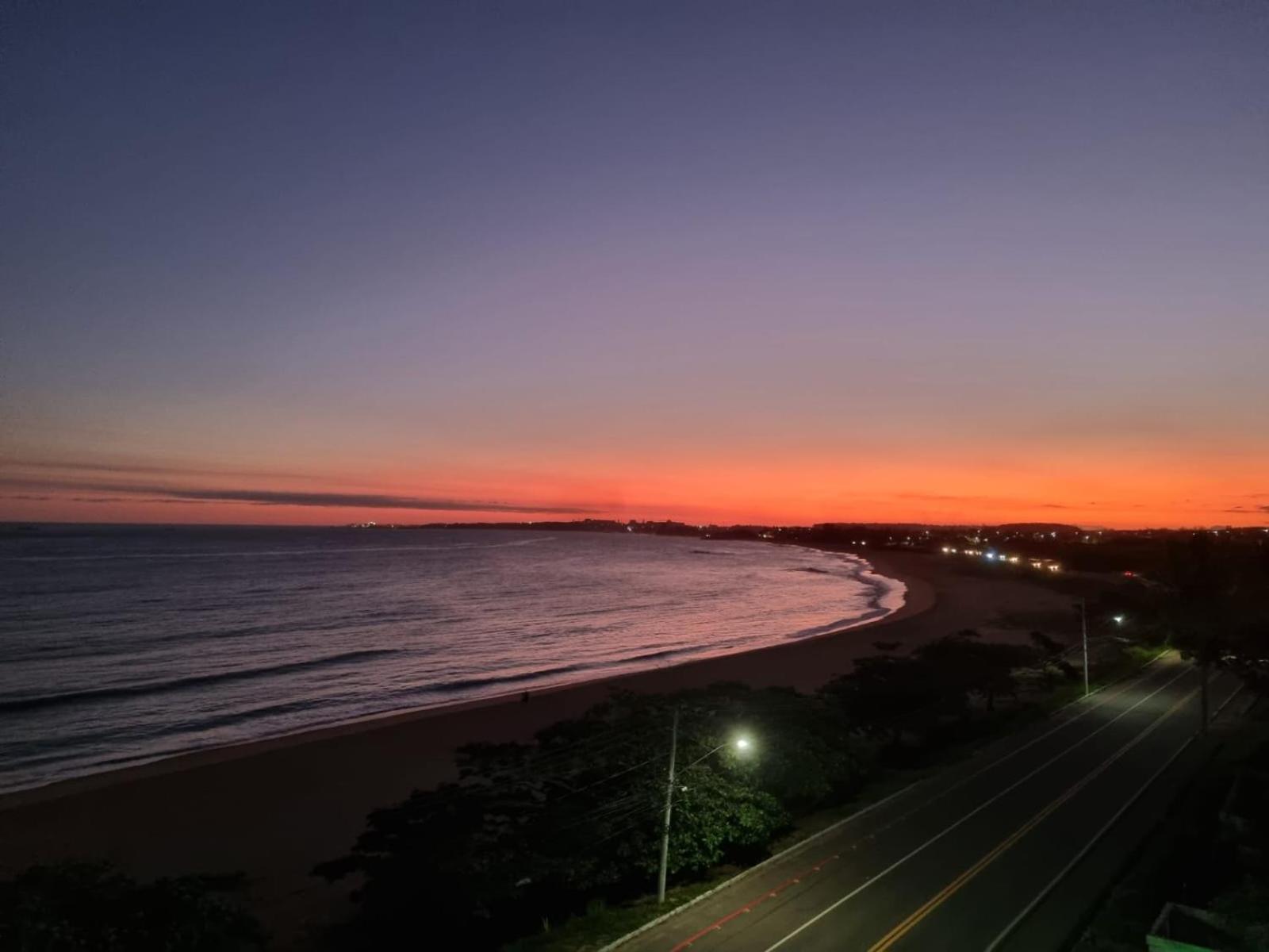 Ipe Amarelo - Frente Ao Mar Na Praia De Meaipe, Guarapari Esterno foto